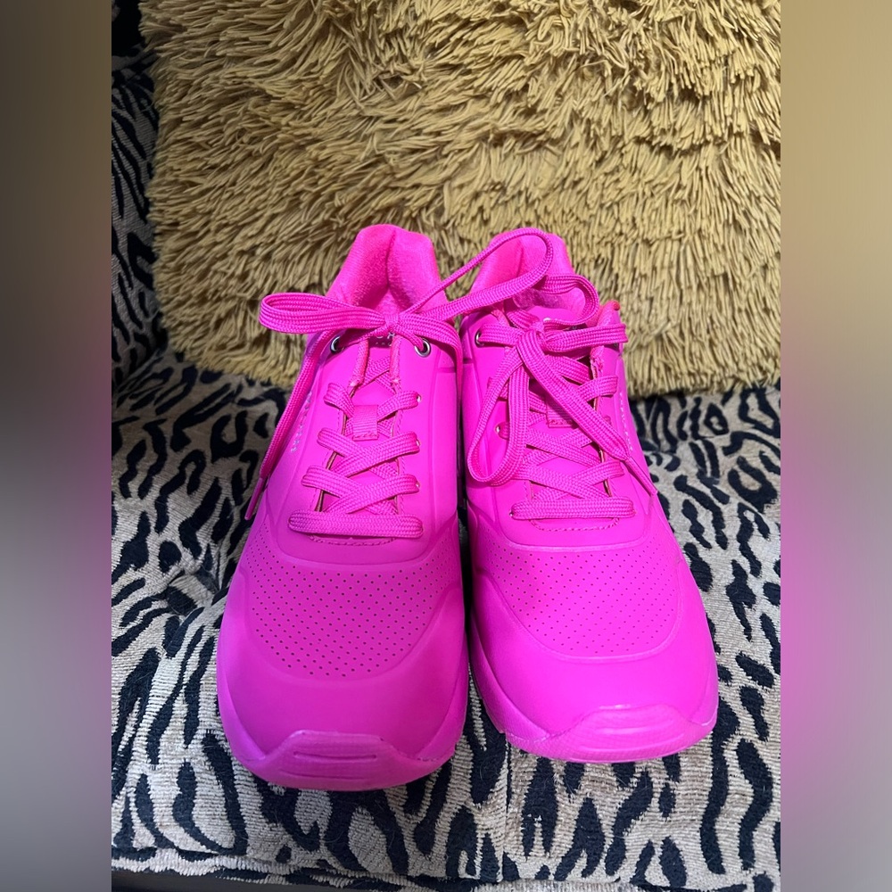 Sketchers Air Cooled Memory Foam Sneakers. Size 9. Great condition! Comfortable!